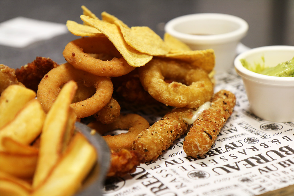 Des bâtonnets, des frites, des sauces et onions rings, hummmm