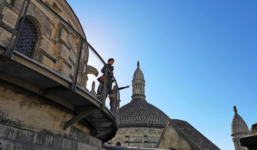 Les passerelles en métal de la cathédrale saint front