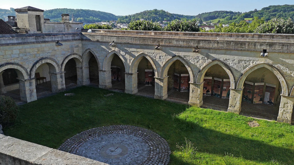 Vue sur le cloître de la cathédrale saint front de périgueux