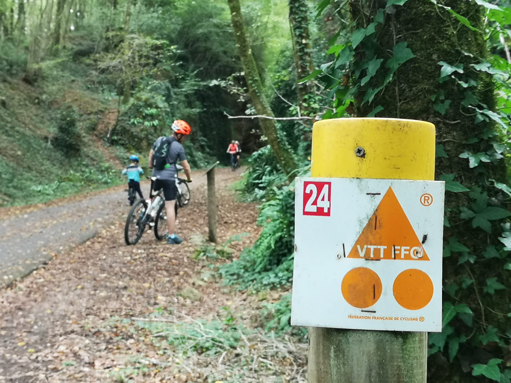 bike route sign dordogne