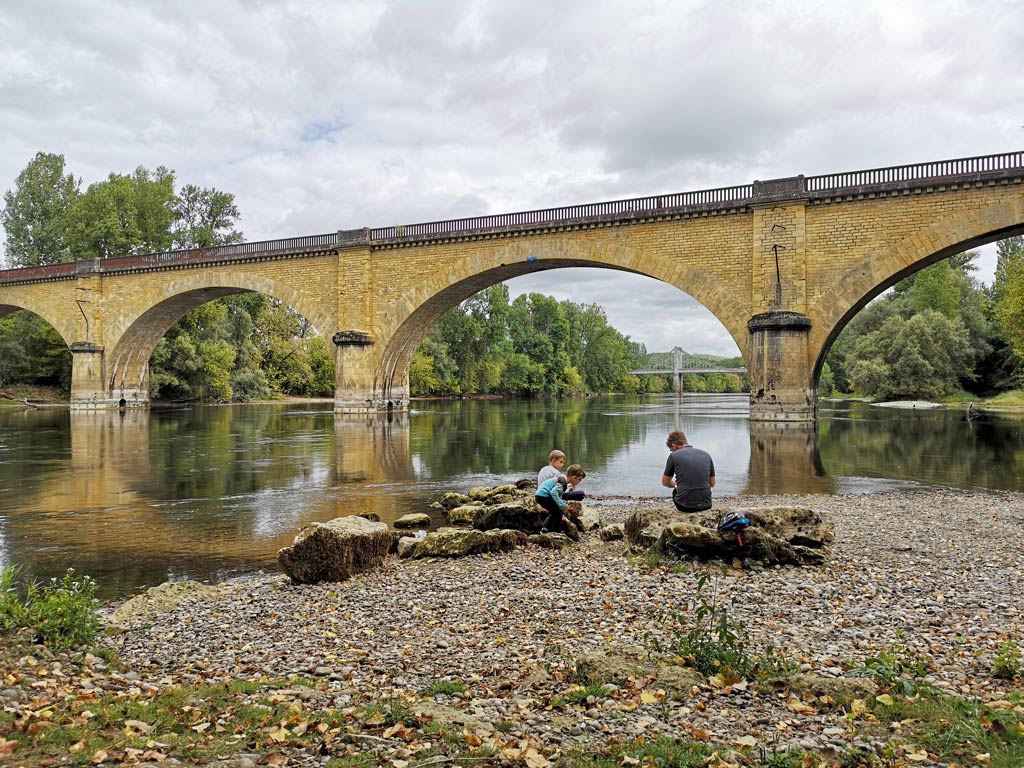 Picnic on the banks of the Dordogne