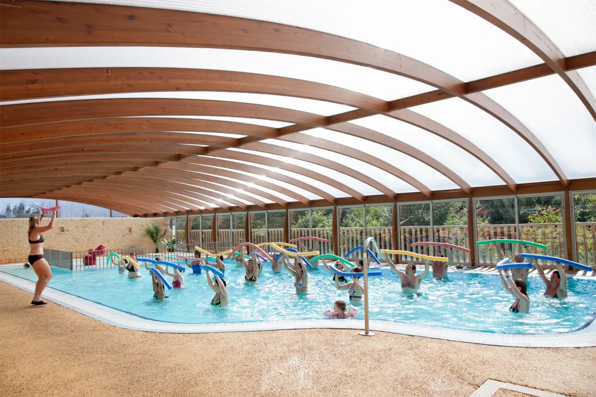 La piscine intérieure couverte et chauffée