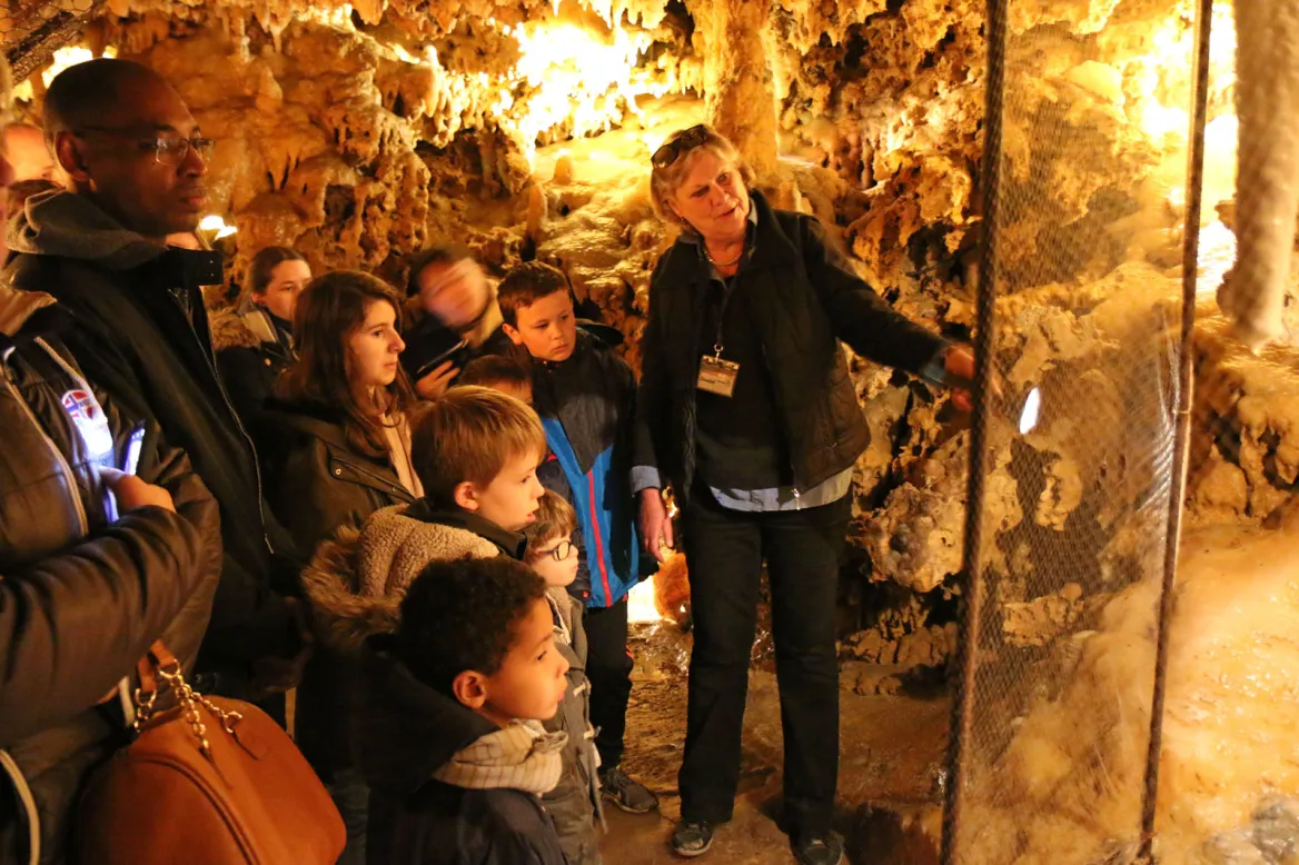 The Grand Roc Cave and its concretions