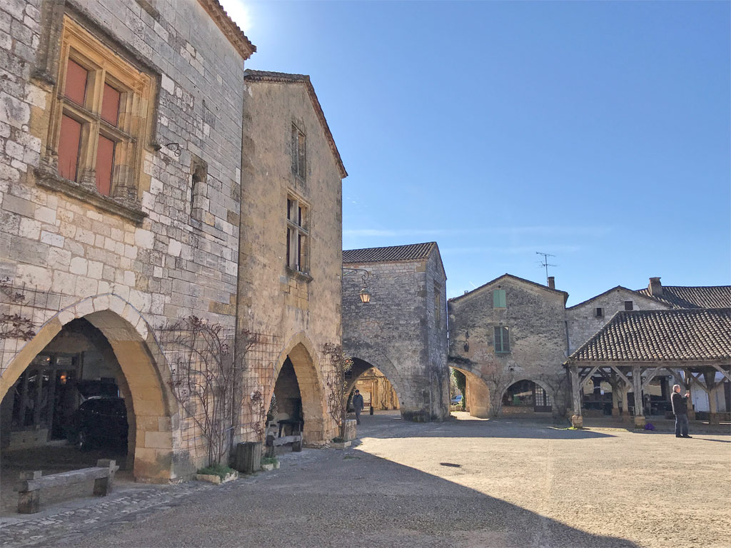 central monpazier square