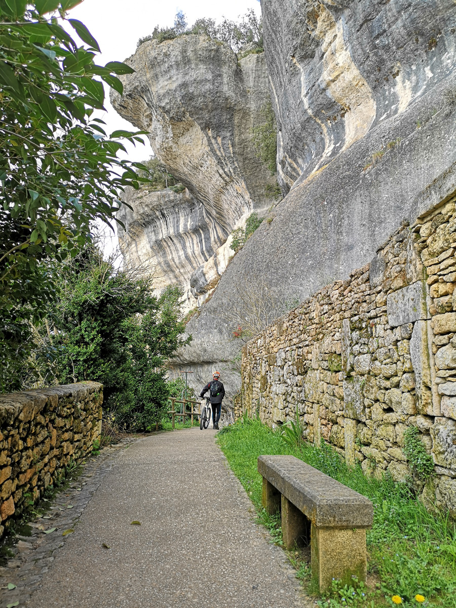 Ruelle les Eyzies, clumsy shelters