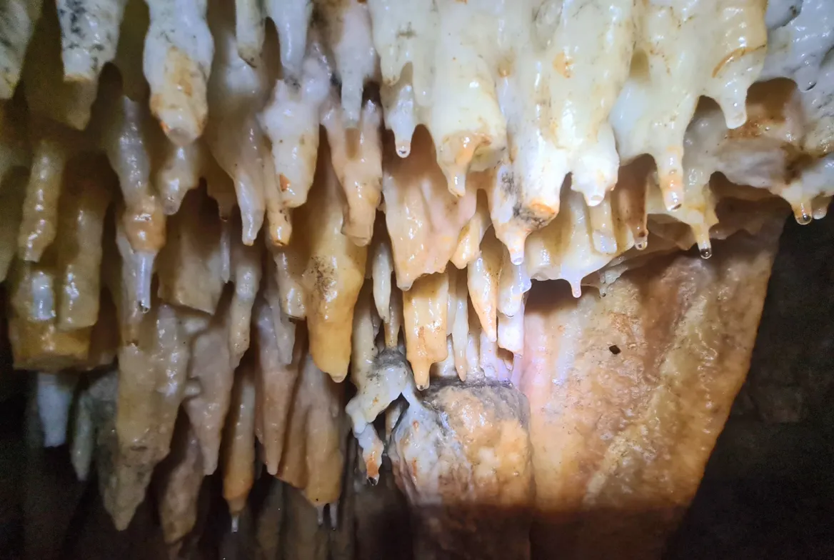 Caving in the Dordogne formation of stalagmites