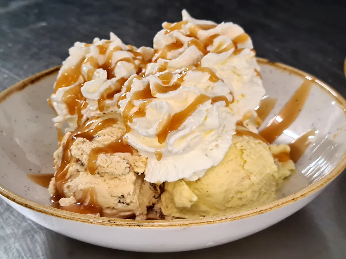 Artisan ice cream casseroles and popotes