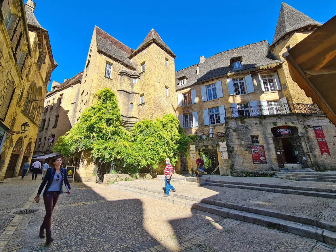 Place du marché aux oies, le Manoir de Gisson en fond