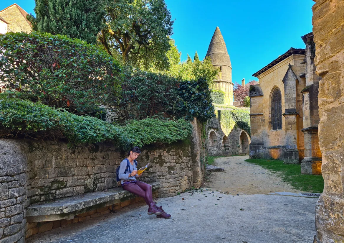 Sarlat près de la cathédrale avec la lanterne des morts au loin