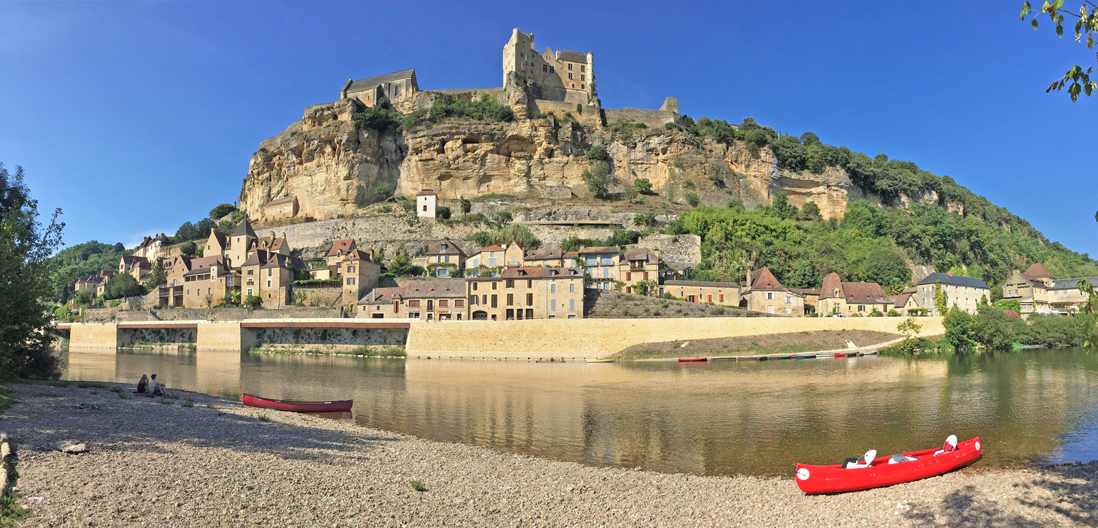 A beach in front of Beynac