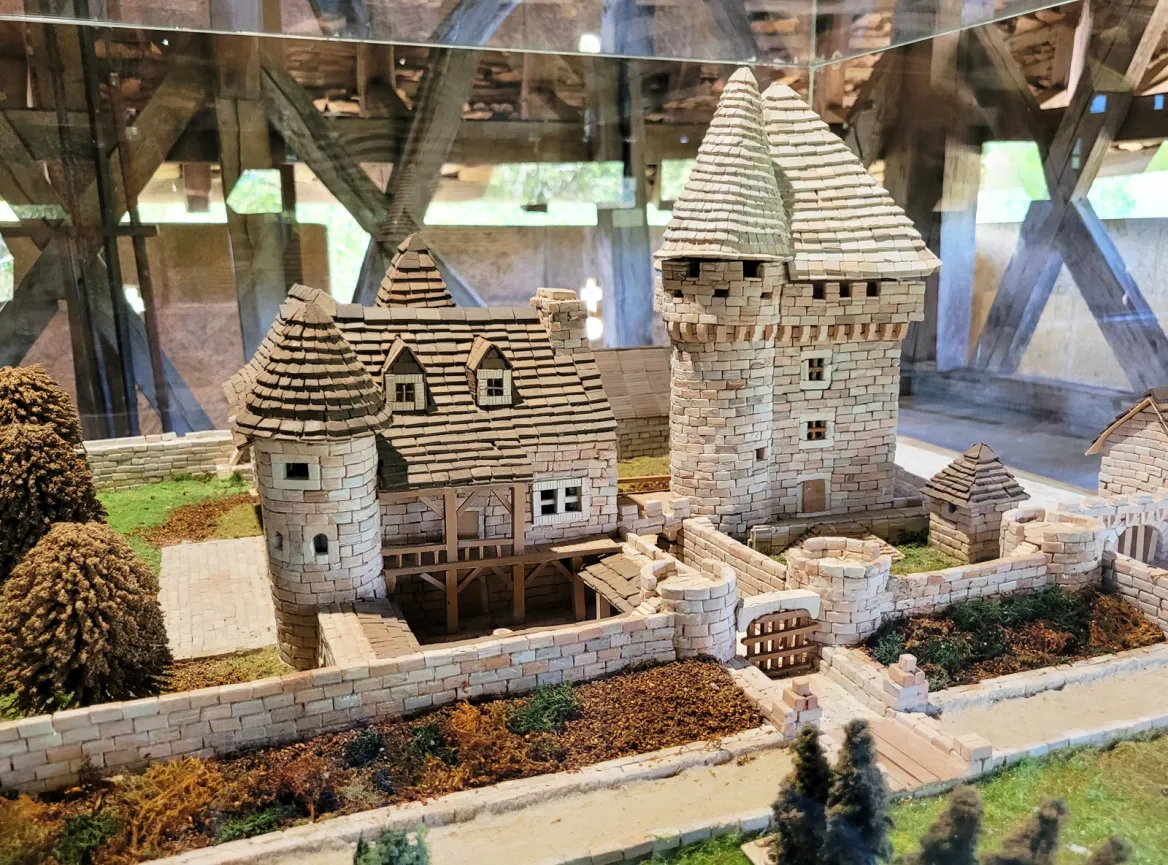 Dungeon, Manor and Garden of the Hall Model of the set