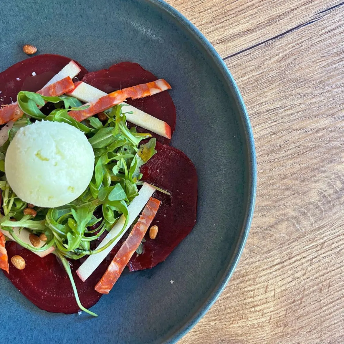 Le carpaccio de betteraves, chorizo et pommes restaurant l'Authentil