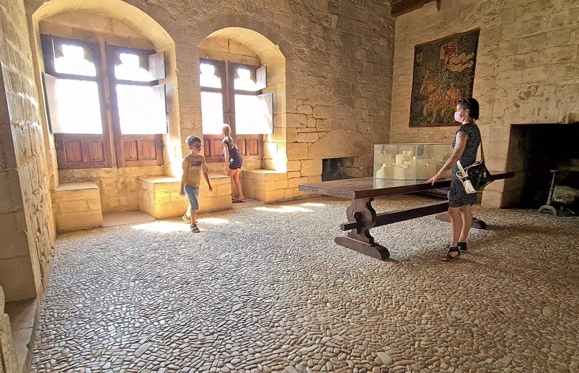 Château de Beynac leperon room