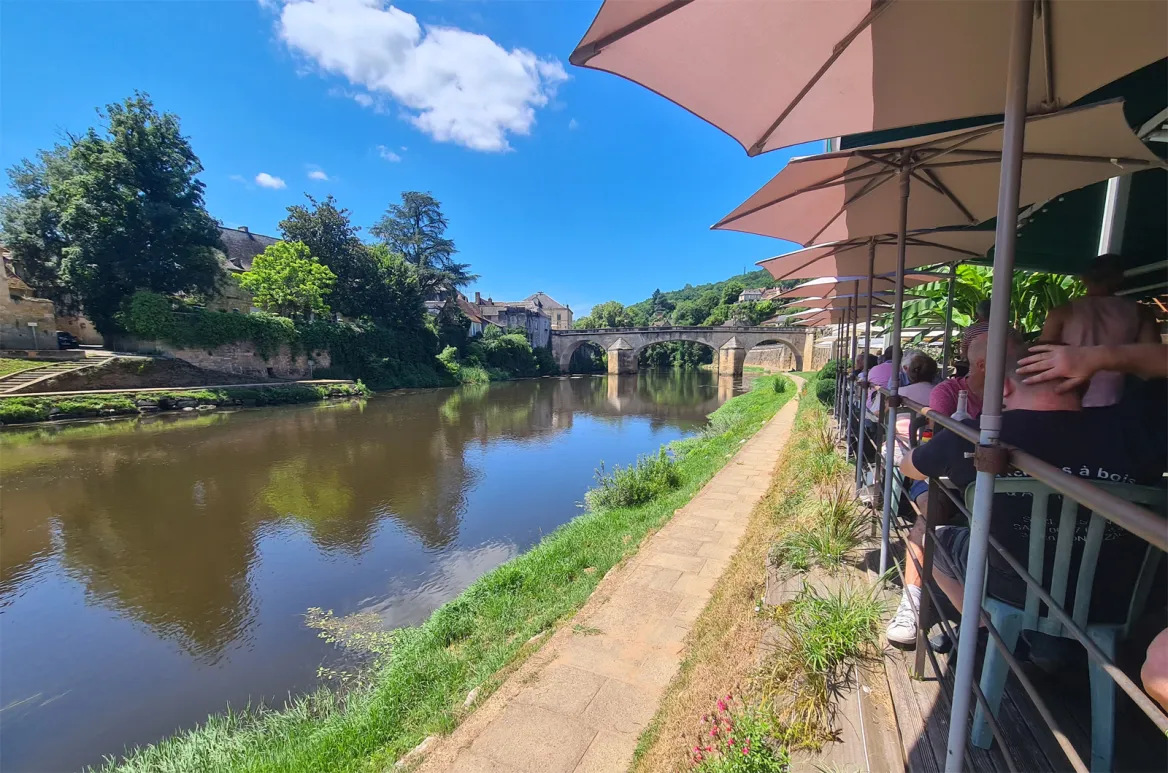 Eating on the banks of the Vézère