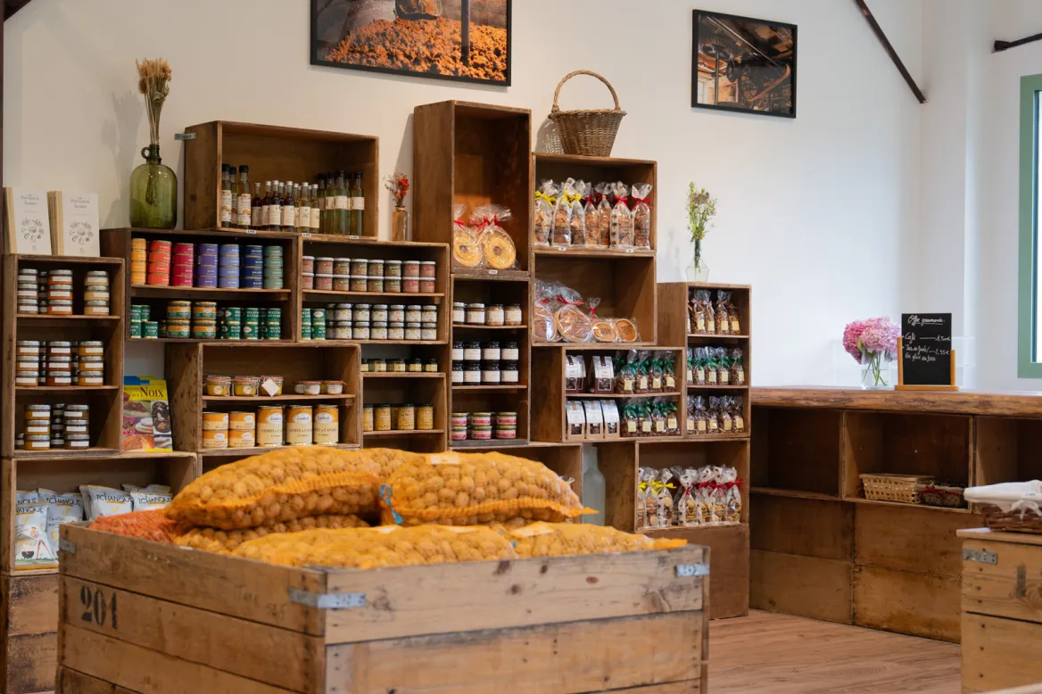 The Walnut Groves of the Lander boutique