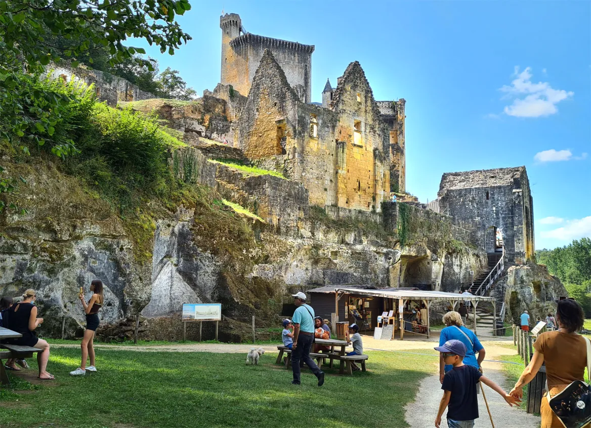 Arrival at the Château de Commarque