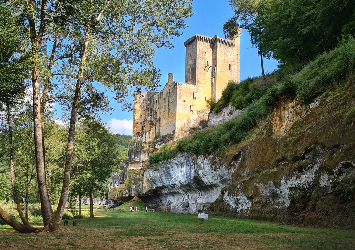 Château de Commarque from La Vannée