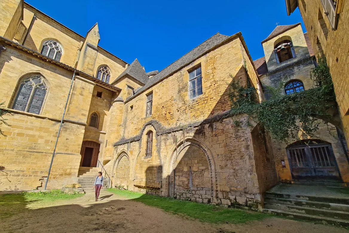 Behind the Cathedral, the chapel of the blue penitents