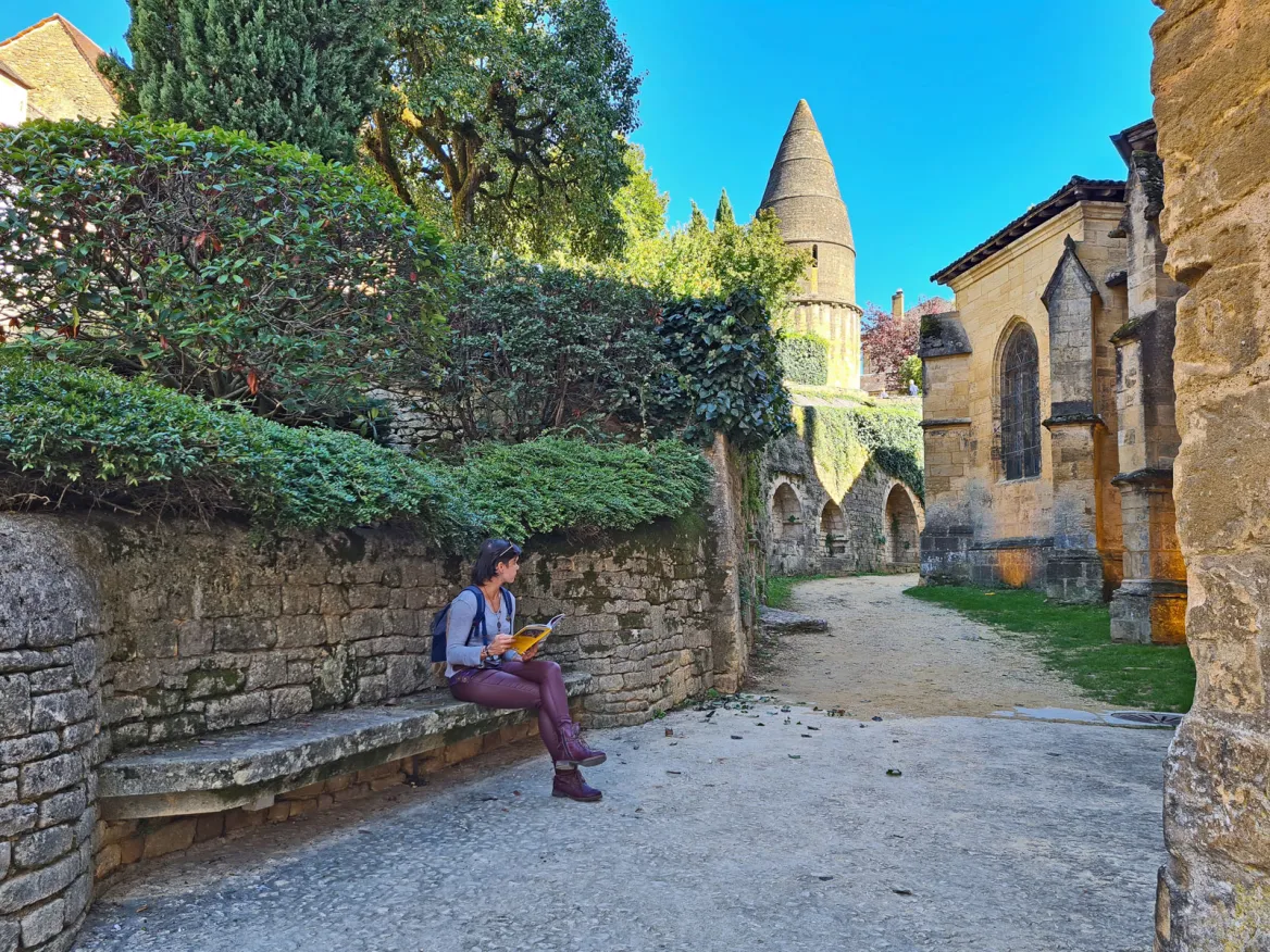 The Lantern of the Dead and the Passage of the Enfeus Sarlat