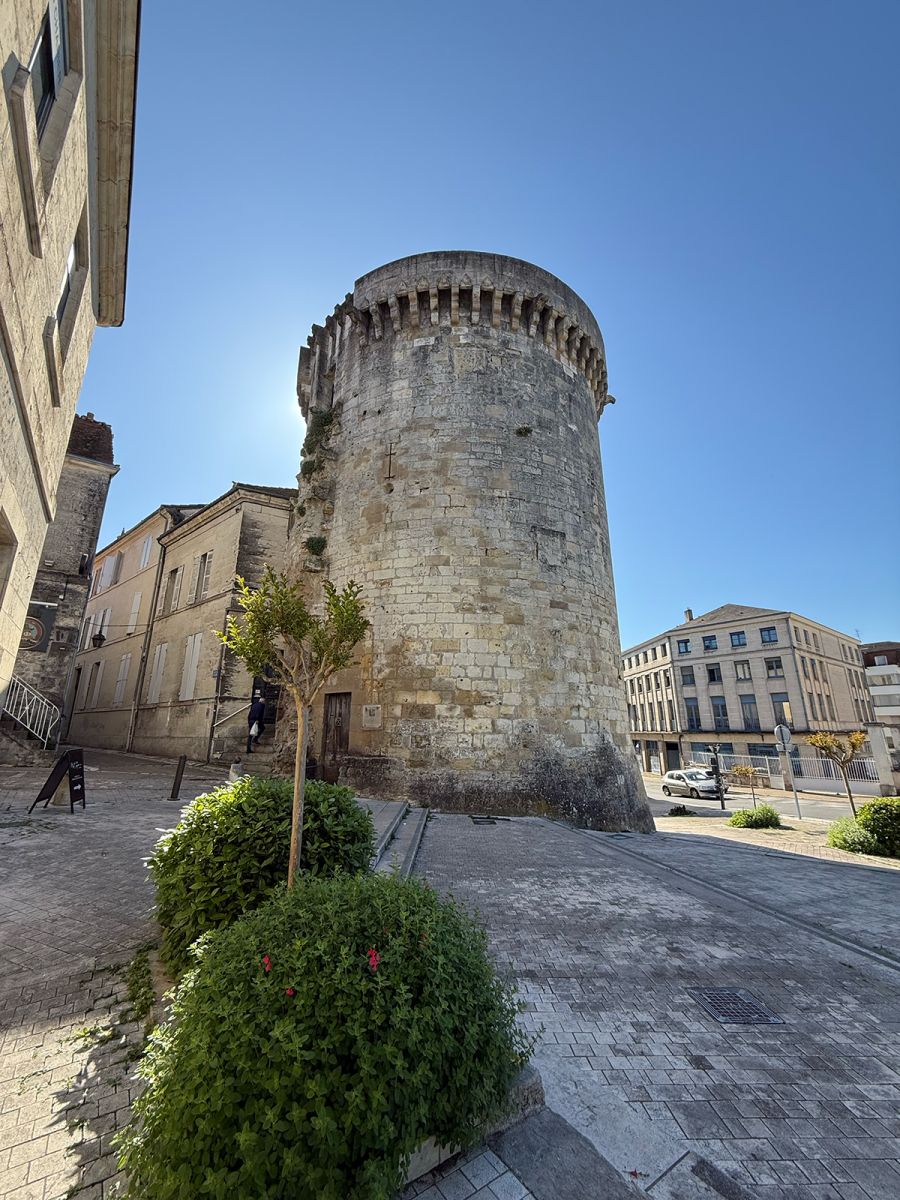 Mataguerre Tower Périgueux exterior